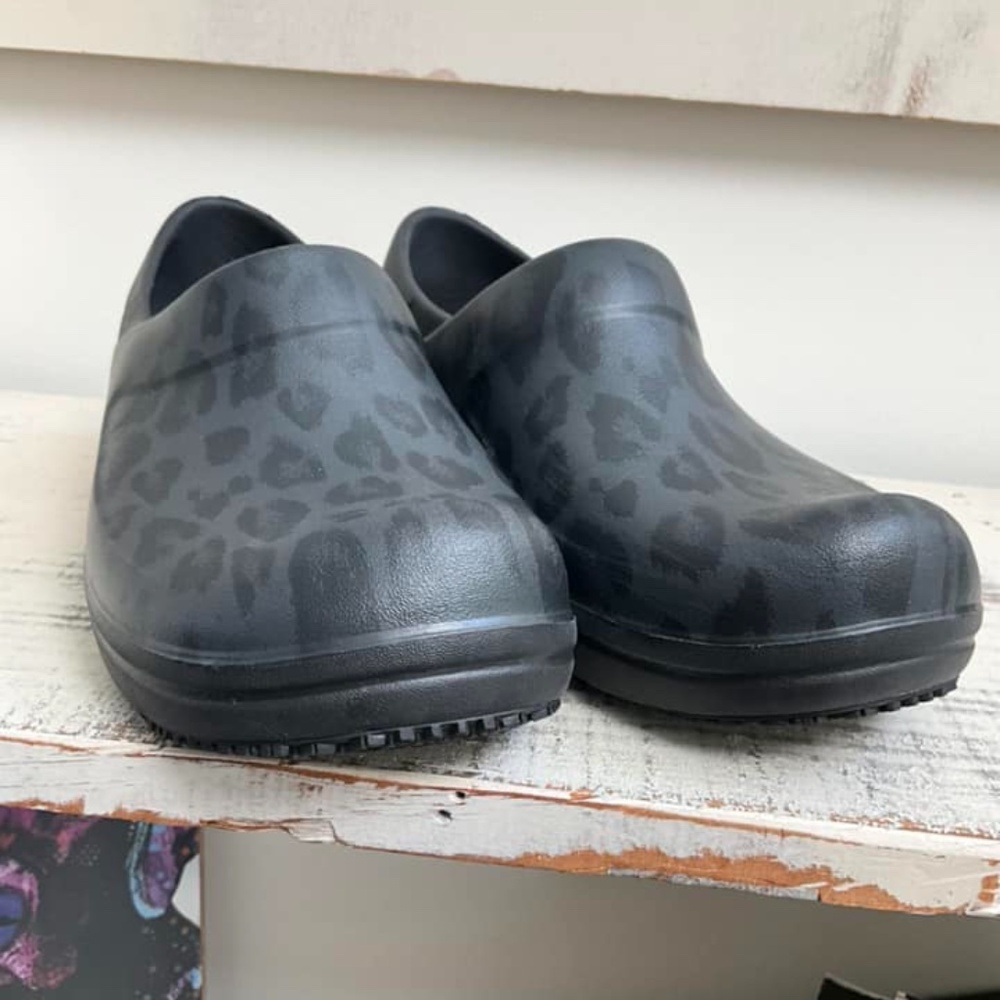 Dual Crocs comfort nursing shoes W8 animal print grey and black